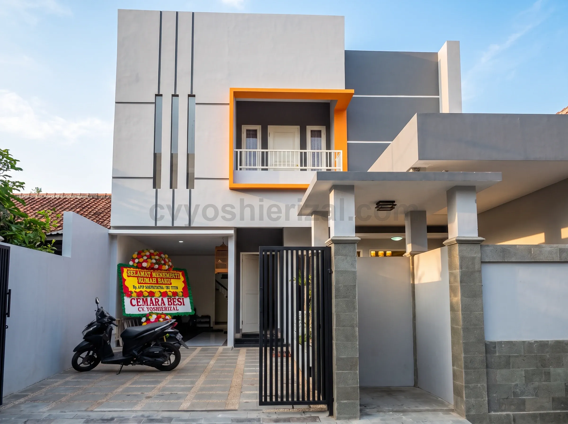 Tampak depan hasil proyek jasa bangun rumah tinggal modern 2 lantai di Tegal oleh CV Yoshierizal