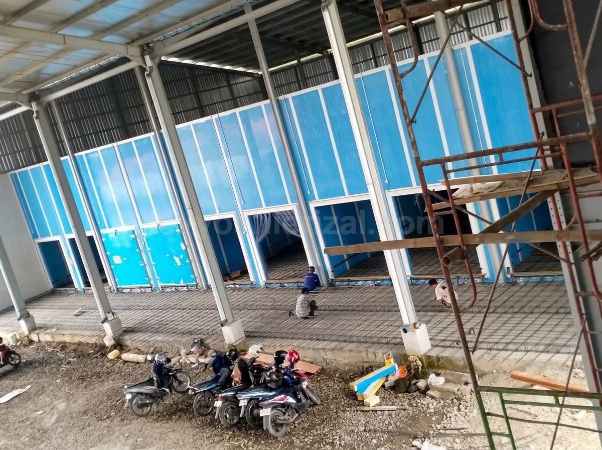 Proses konstruksi baja berat pabrik di Tegal